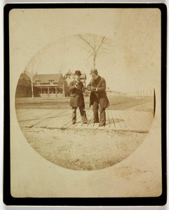 "Två män på en strandpromenad", vers 1890 av Unbekannt