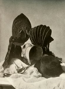 Två silkesväskor, ridkeps, Quaker-huv, mössa, handskar och kjol, 1700-talet, 1937. av Unbekannt