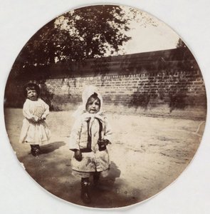 "Två små barn som går längs en vägg", vers les annees 1890 av Unbekannt