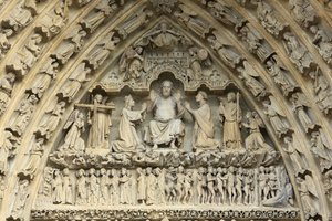 Tympanum på portalen till den sista domen: Domens Kristus. Vid hans sida, på hans knän, går Jungfru Maria och Sankt Johannes i förbön för själars frälsning. Amiens katedral, Amiens, Frankrike av Unbekannt