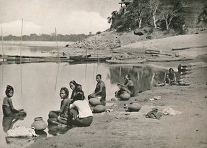 Typisk flodscen på den stora Irrawaddy - Kvinnor som badar och drar vatten, 1900. av Unbekannt