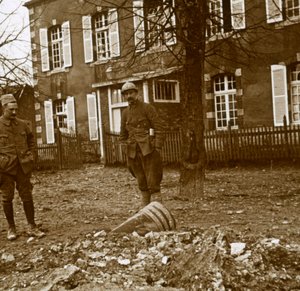 Oexploderat 380-skal, Verdun, norra Frankrike, c1914-c1918 av Unbekannt