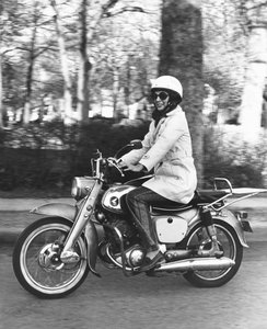 USA: ca 1961 En kvinna som körde sin Honda 160-motorcykel. (s/v bild) av Unbekannt