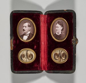 Untitled Fodral med porträtt av en man och kvinna och hårprydnader, ca. 1870-talet. av Unbekannt