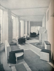 Utsikt över solrummet i dagsljus, som visar de tre fönstren och kolumnerna, 1930 av Unbekannt