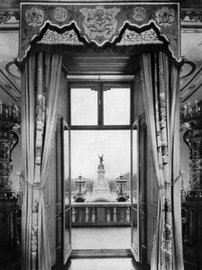 Utsikt över Victoriamonumentet inifrån Buckingham Palace, London, 1935 av Unbekannt