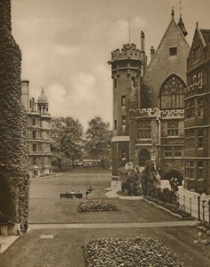 Utsikt över Middle Temple Gardens från Fountain Court, c1935. av Unbekannt