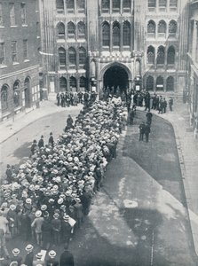 Väntar på att komma in i Guildhall för Mr. Asquiths första stora kallelse till vapenmöte, 1914 av Unbekannt