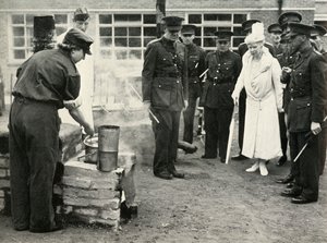 Tittar på A.T.S. flickor på jobbet...Army School of Cookery i Aldershot, c1941, 1951. av Unbekannt