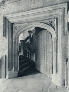 Waynfletes norra dörr, med 1600-talstrappan till Upper School och Antechapel, 1926 av Unbekannt