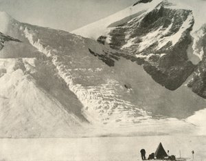 Western Partys läger den 28 december nedanför en hängande glaciär vid katedralens klippor, 1909 av Unbekannt