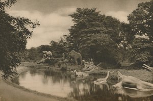 Där förhistoriens odjur lurar vid sjön på Palace Grounds, c1935. av Unbekannt