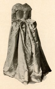 Vit brudklänning i satin som bars av Mrs. St. Clair i Philadelphia, 1760, 1937. av Unbekannt