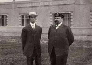 Wilbur Wright, amerikansk flygare, och Leon Bollee, fransk uppfinnare och biltillverkare, 1908 av Unbekannt