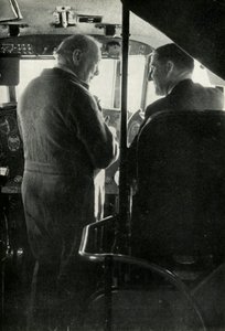 Winston Churchill pratar med kapten Shakespeare på flygbåten Berwick, c1939-c1944 1946. av Unbekannt