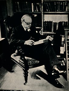 Winston Spencer Churchill i hans bibliotek, 1945. av Unbekannt
