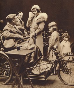 Med funktionshindrade före detta tjänstemän, c1936, 1937 av Unbekannt