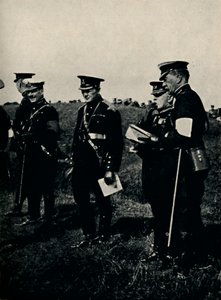 Med General French vid Army Maneuvres, 1912, 1945. av Unbekannt