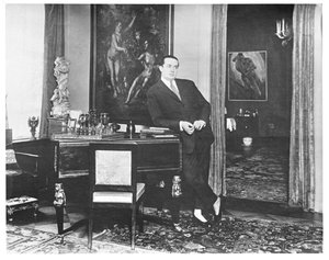 Wolfgang Gurlitt i studien i hans galleri vid Potsdamer Strasse, Berlin, ca. 1925. av Unbekannt
