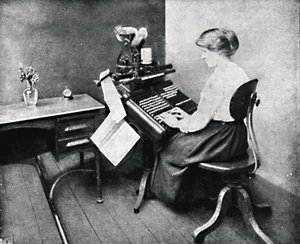 Kvinnlig operatör på monotyptangentbord, 1917 av Unbekannt