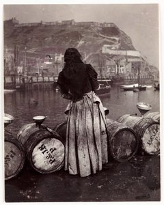 Kvinna och fat, Whitby Harbour, c 1905 av Unbekannt