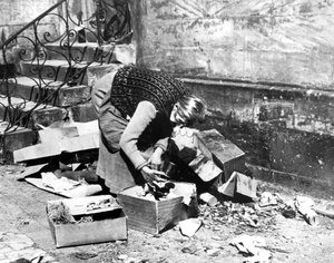 Kvinna som letar efter mat, Bayreuth, Tyskland, april 1945 av Unbekannt