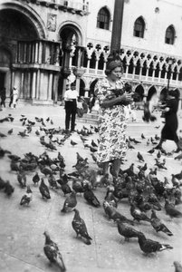 Kvinna omgiven av duvor, Markusplatsen, Venedig, Italien, 1938 av Unbekannt