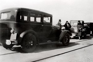 Kvinnor och parkerade bilar, 1930 av Unbekannt