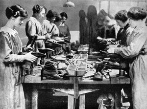 Kvinnliga skomakare som reparerade skor för krigsinsatsen, 1914-1918 1936 av Unbekannt