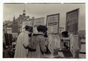 Kvinnor som tittar på "What the Butler Saw"-maskiner, c 1910 av Unbekannt