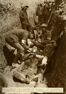 Sårad soldat som behandlas i skyttegravarna, Slaget vid Somme, första världskriget, 1916, 1935. av Unbekannt