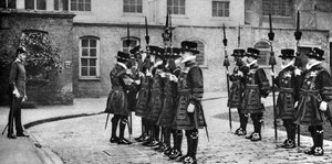 Yeomen Warders på parad i Tower of London, 1926-1927 av Unbekannt