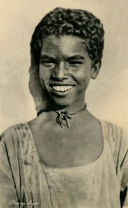 Ung flicka, c1918-c1939. av Unbekannt
