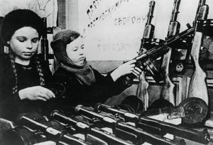 Unga flickor som monterar maskingevär i en rysk fabrik, 1943 av Unbekannt