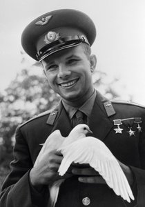 Yuri Gagarin, rysk kosmonaut, c1963-c1964 av Unbekannt