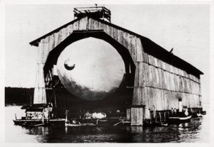 Zeppelin LZ1 i en flytande hängare i Manzell, Friedrichshafen, Tyskland, 1900, 1933 av Unbekannt