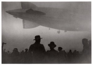 Zeppelin LZ 126 stigande i dimma, c1924-1933 1933 av Unbekannt