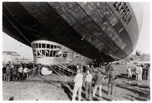 Zeppelin LZ 127 Graf Zeppelin efter landning, 1933 av Unbekannt