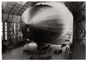 Zeppelin LZ 127 Graf Zeppelin går in i sin hangar, 1933 av Unbekannt