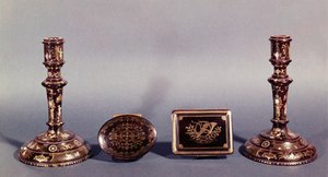 Ett par Ludvig XVI-ljusstakar inlagda med guld och pärlemor med två engelska 1700-tals pikéspetsaskar