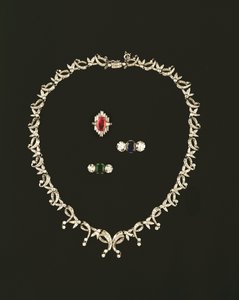 Art Deco rull- och bladdesignhalsband; rubin och diamant baguette kluster ring; trestensring av safir och diamant; smaragd och diamant trestensring
