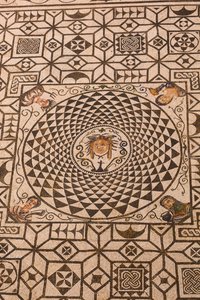 Carmona, Seville Province, Sepania. Mosaic Roma o Medusa i le Town Hall.swed av Unbekannt Unbekannt
