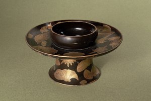 Koppställ med Nashiji-dekor (teknik där oregelbundet formade och åtskilda bitar av guldfolie ligger under ytan), japansk, 1800-talet