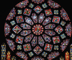 Förhärligande av Jungfru Maria, visar armarna på Blanche av Kastilien under rosen, norra rosenfönstret, ca 1223 av Unbekannt Unbekannt