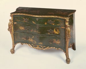 Grönlackad och paketförgylld serpentinkommod, i stil med Thomas Chippendale av Unbekannt Unbekannt