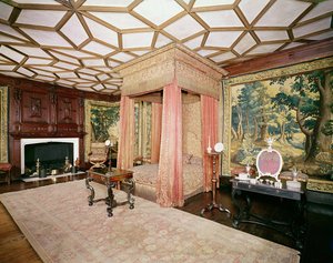 Hängningar och täcke av röd satin och silvervävnadsapplikation, från Spangled Bedroom, ca 1619-20