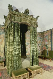 Interiör av Hardwick Hall, Derbyshire, som visar den gröna sängkammaren med originalmöbler och hängningar från 1500-talet (H8044) av Unbekannt Unbekannt
