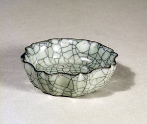 Kuan wareborstebricka gjuten med åtta lober och en bågad kant, Sung Dynasty (960-1279)
