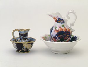 Vänster: Crown Staffordshire kanna och handfat och höger: Walesisk baluster kanna och handfat (keramik) av Unbekannt Unbekannt