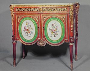 Louis XVI-skåp, stämplat M.Carlin JME, dekorerad med ormolu- och Sevres-plaketter, ca 1774